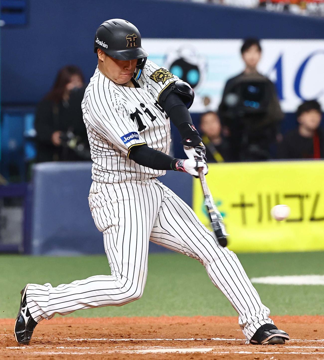 阪神対DeNA 6回裏阪神1死一、二塁、大山は同点二塁打を放つ（撮影・上田博志）