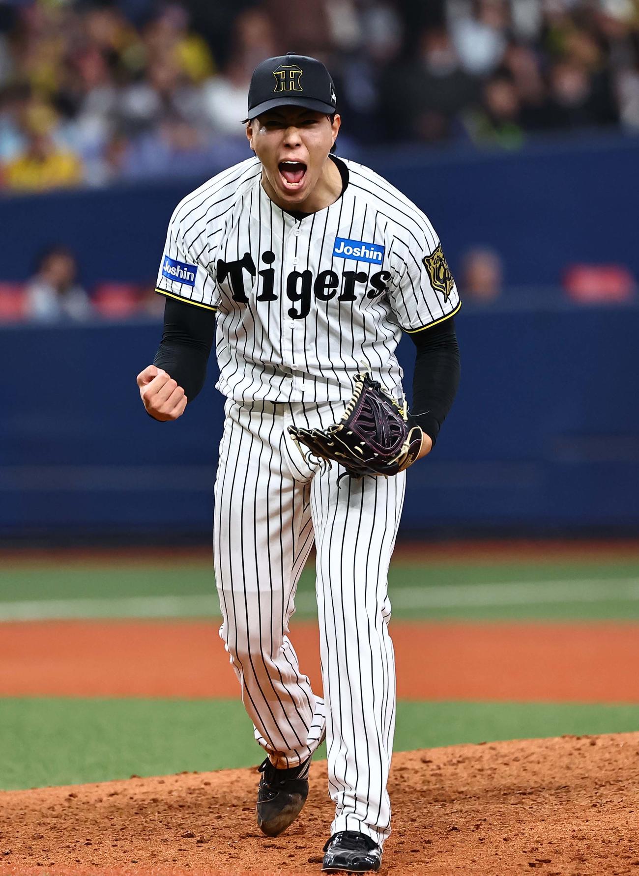 阪神対DeNA 12回表DeNA2死一塁、柴田から三振を奪い雄たけびをあげる工藤（撮影・上田博志）