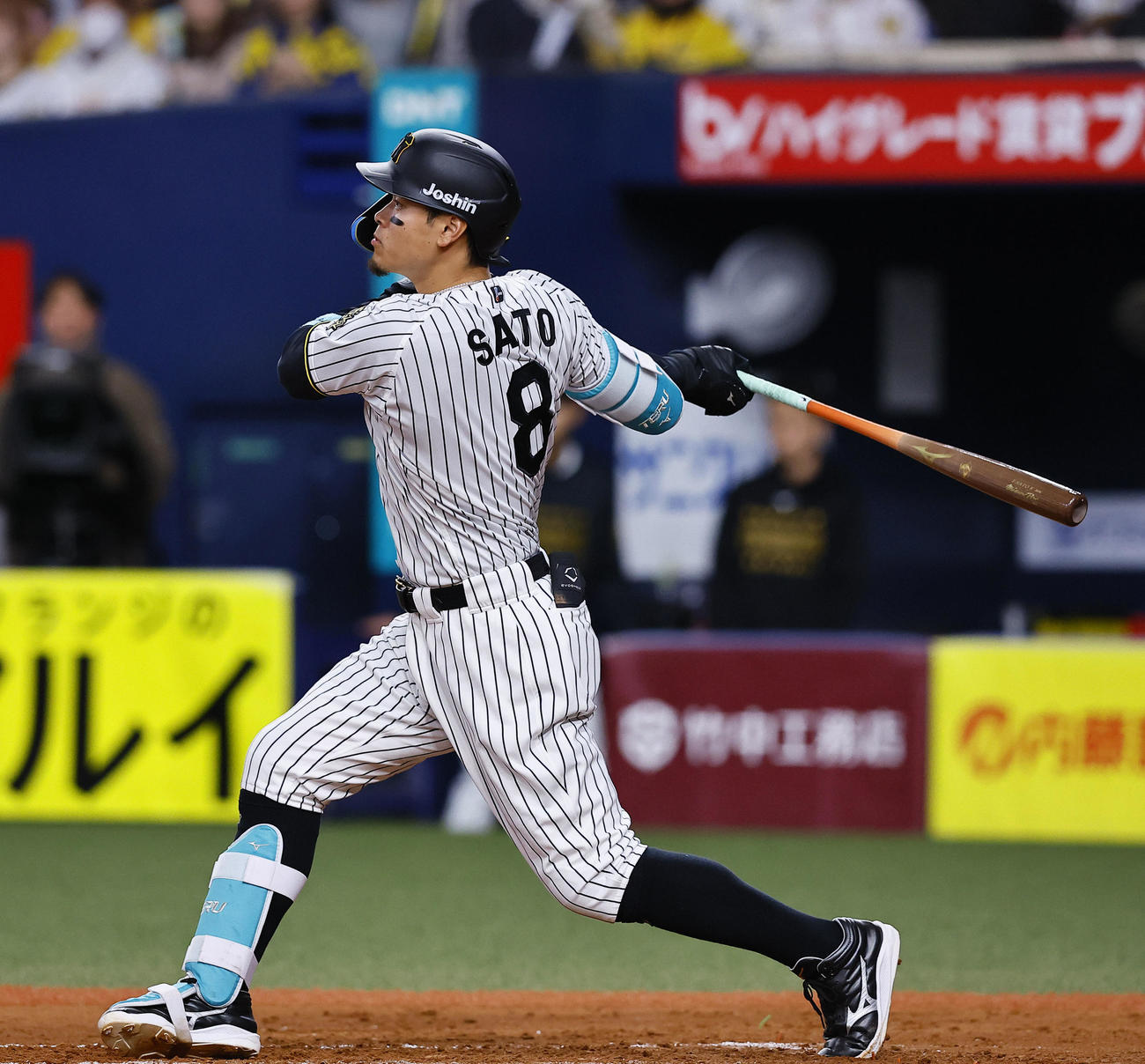 阪神対DeNA 4回裏阪神1死一塁、佐藤輝は右越えに適時二塁打を放つ（撮影・藤尾明華）