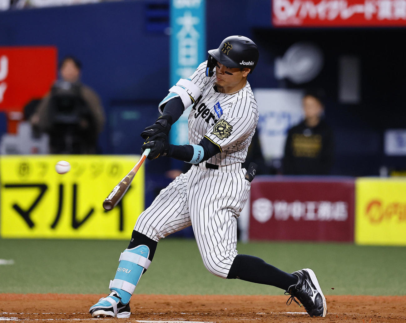 阪神対DeNA 4回裏阪神1死一塁、佐藤輝は右越えに適時二塁打を放つ（撮影・藤尾明華）