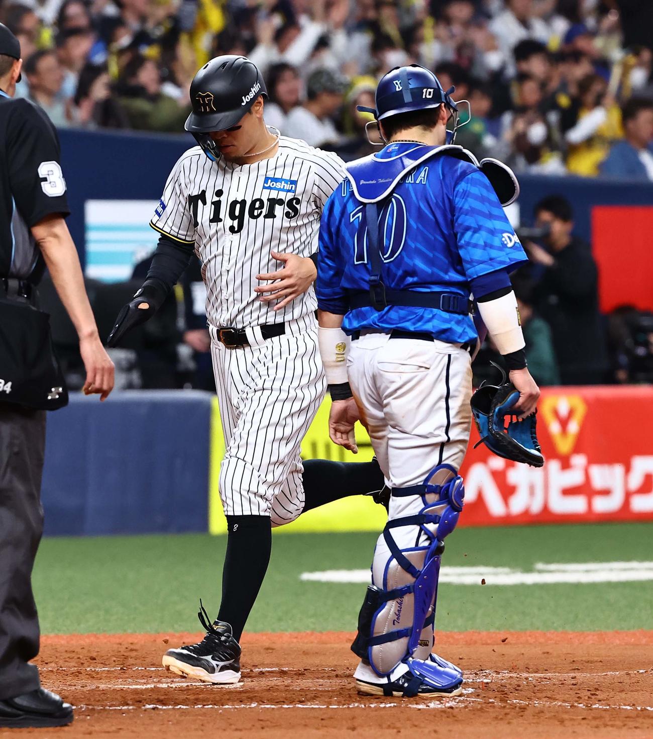 阪神対DeNA 4回裏阪神1死二塁、森下の適時二塁打で生還する佐藤輝（撮影・上田博志）