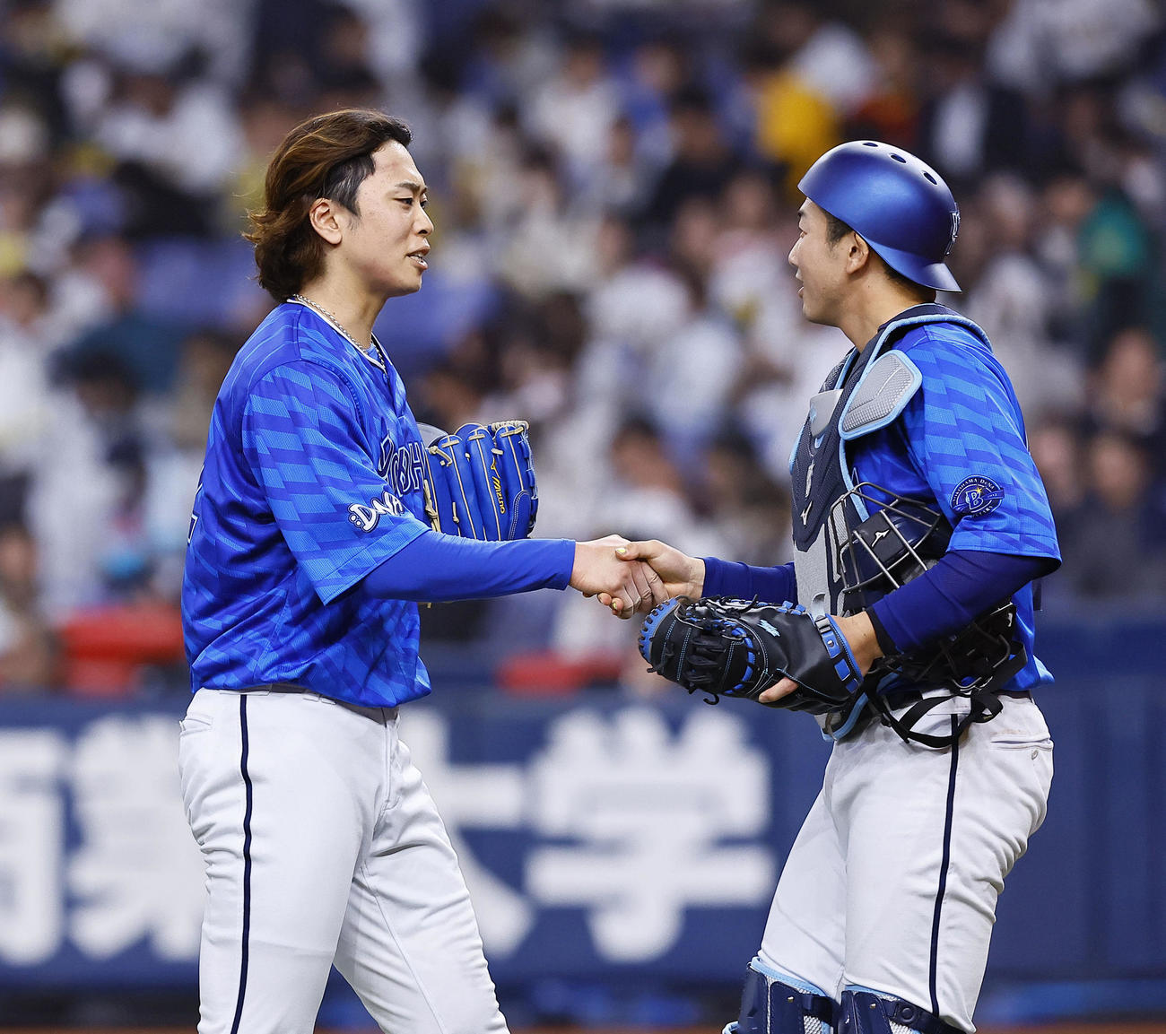 阪神対DeNA　阪神と引き分け、握手を交わすDeNA入江（左）と山本（撮影・藤尾明華）