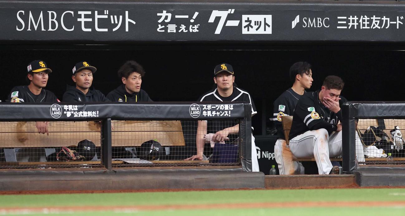 日本ハム対ソフトバンク　ベンチで渋い表情のソフトバンクナイン（撮影・黒川智章）