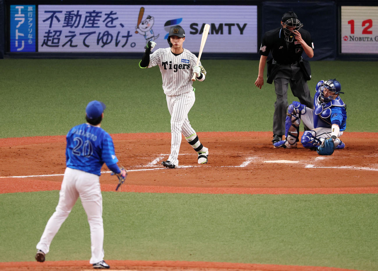 阪神対DeNA 6回裏阪神1死満塁、木浪聖押し出し四球を選んでガッツポーズを見せる。投手坂本（撮影・加藤哉）