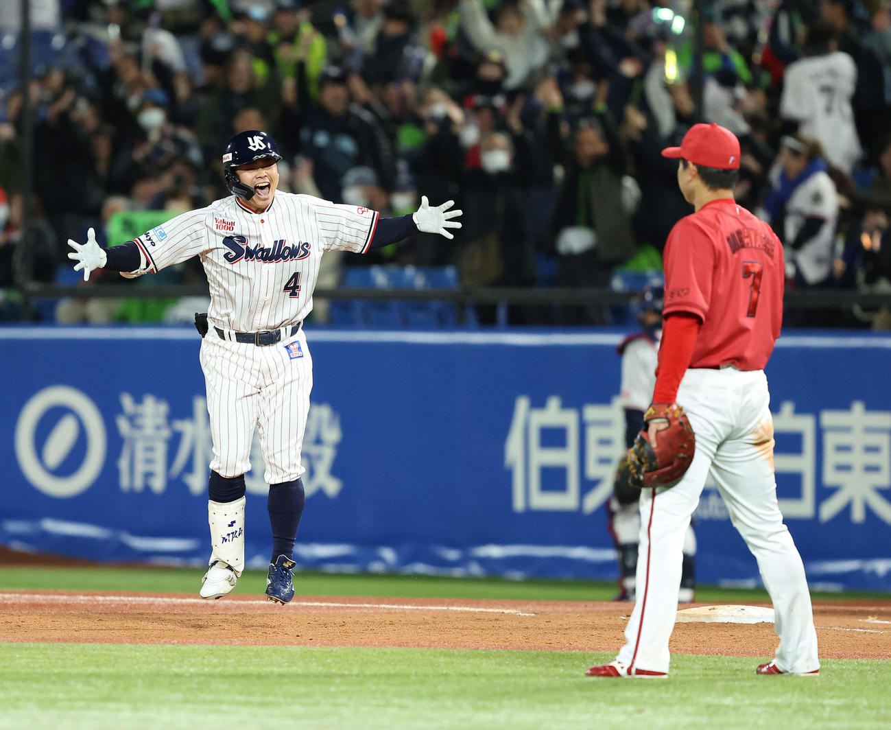 ヤクルト対広島　延長10回裏ヤクルト1死一、二塁、右前にサヨナラ適時打を放ち歓喜する丸山和（撮影・河田真司）