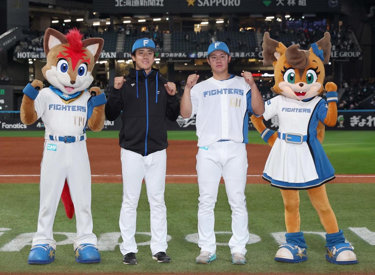 日本ハム対ソフトバンク　試合後、笑顔でガッツポーズの北山（左）と吉田（撮影・黒川智章）