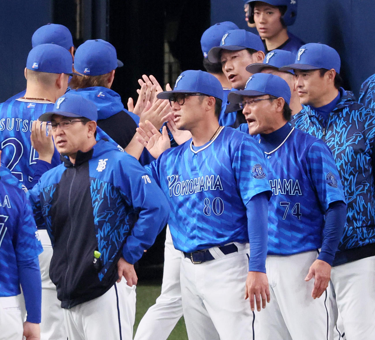 阪神対DeNA　阪神と引き分けナインを迎えるDeNA三浦監督（撮影・加藤哉）