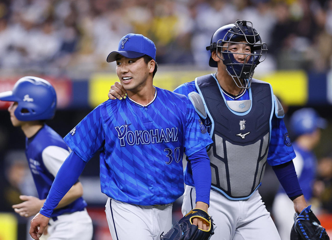 阪神対DeNA 8回を終え、ベンチに戻るDeNA篠木（左）と山本（撮影・藤尾明華）