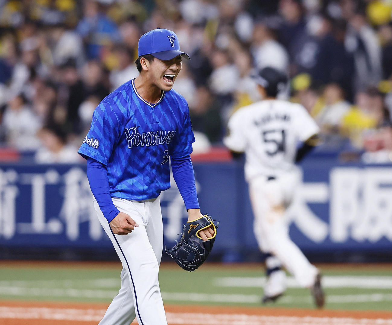阪神対DeNA 8回裏阪神2死二、三塁、中野（右）を中飛に打ち取りガッツポーズをする篠木（撮影・藤尾明華）