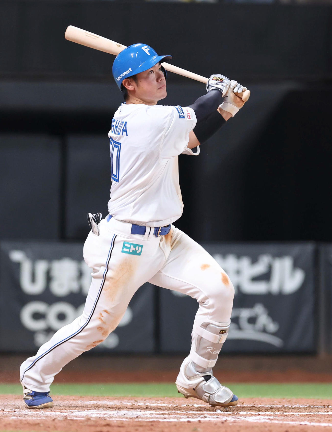 日本ハム対ソフトバンク　7回裏日本ハム無死、右越え本塁打を放つ吉田（撮影・黒川智章）