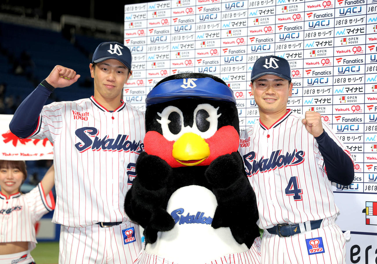 ヤクルト対広島　広島にサヨナラ勝利し、お立ち台でつばみと写真に納まるヤクルト古賀（左）と丸山和（撮影・河田真司）