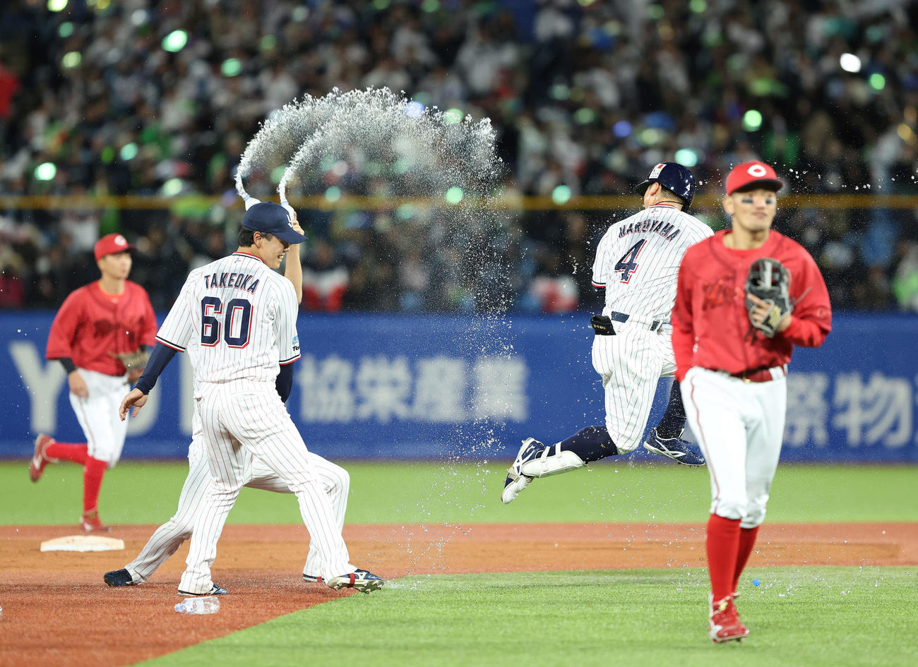 ヤクルト対広島　延長10回裏ヤクルト1死一、二塁、サヨナラ適時打を放ち、チームメートから手洗い祝福を受ける丸山和（撮影・河田真司）