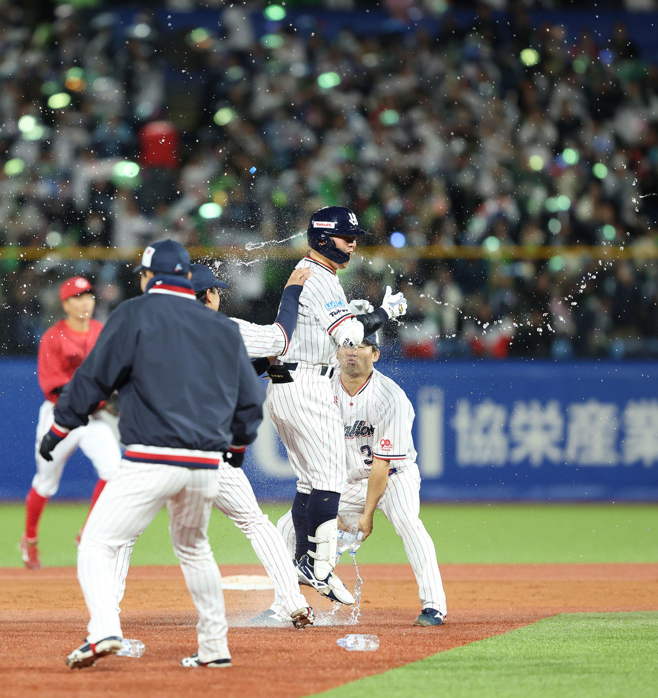 ヤクルト対広島　延長10回裏ヤクルト1死一、二塁、サヨナラ適時打を放ち、チームメートに手荒い祝福を受ける丸山和（撮影・河田真司）