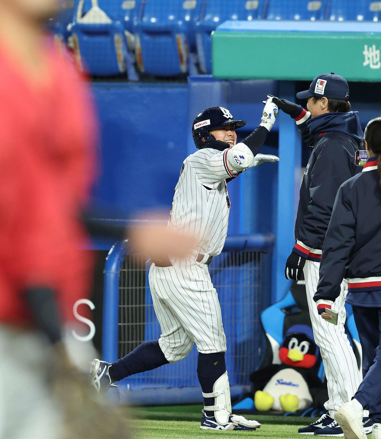 ヤクルト対広島　広島に勝利し、サヨナラ打を放った丸山和は笑顔で高津監督に迎えられる（撮影・河田真司）