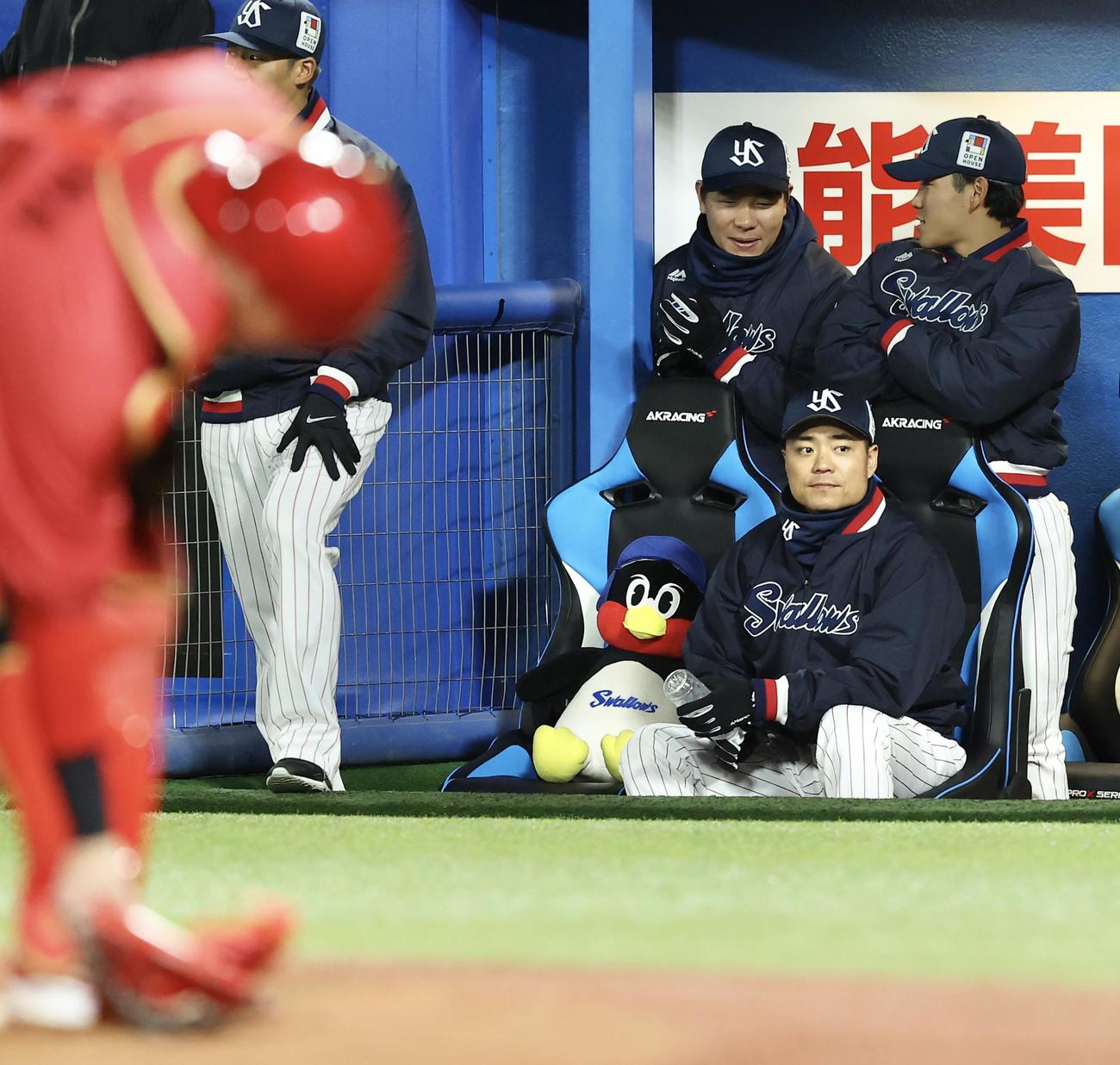 ヤクルト対広島　9回裏、戦況を見守るヤクルトナインとつば九郎のぬいぐるみ（撮影・河田真司）