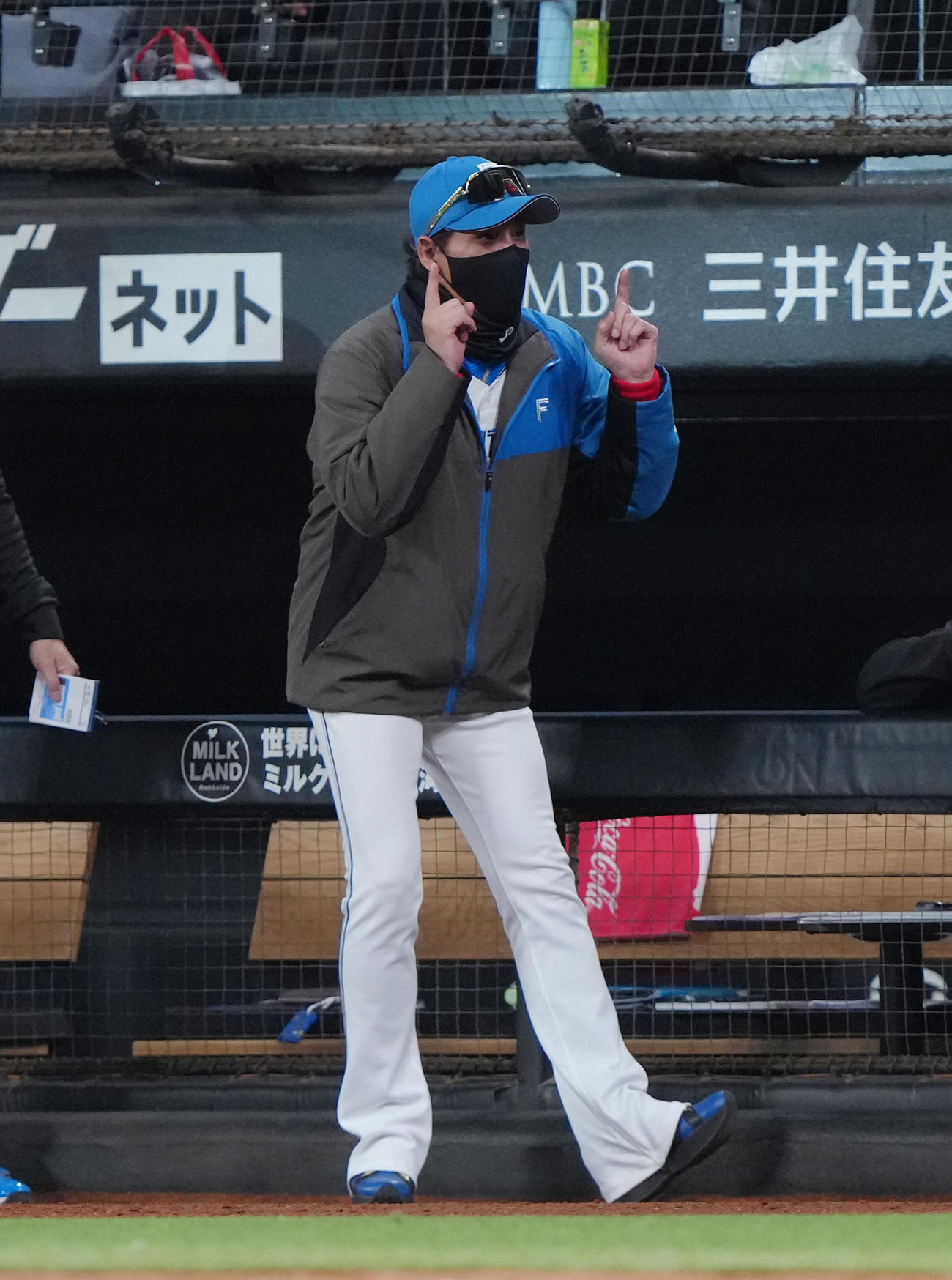 日本ハム対ソフトバンク　7回裏日本ハム無死、右越え本塁打を放った吉田を迎える新庄監督（撮影・足立雅史）