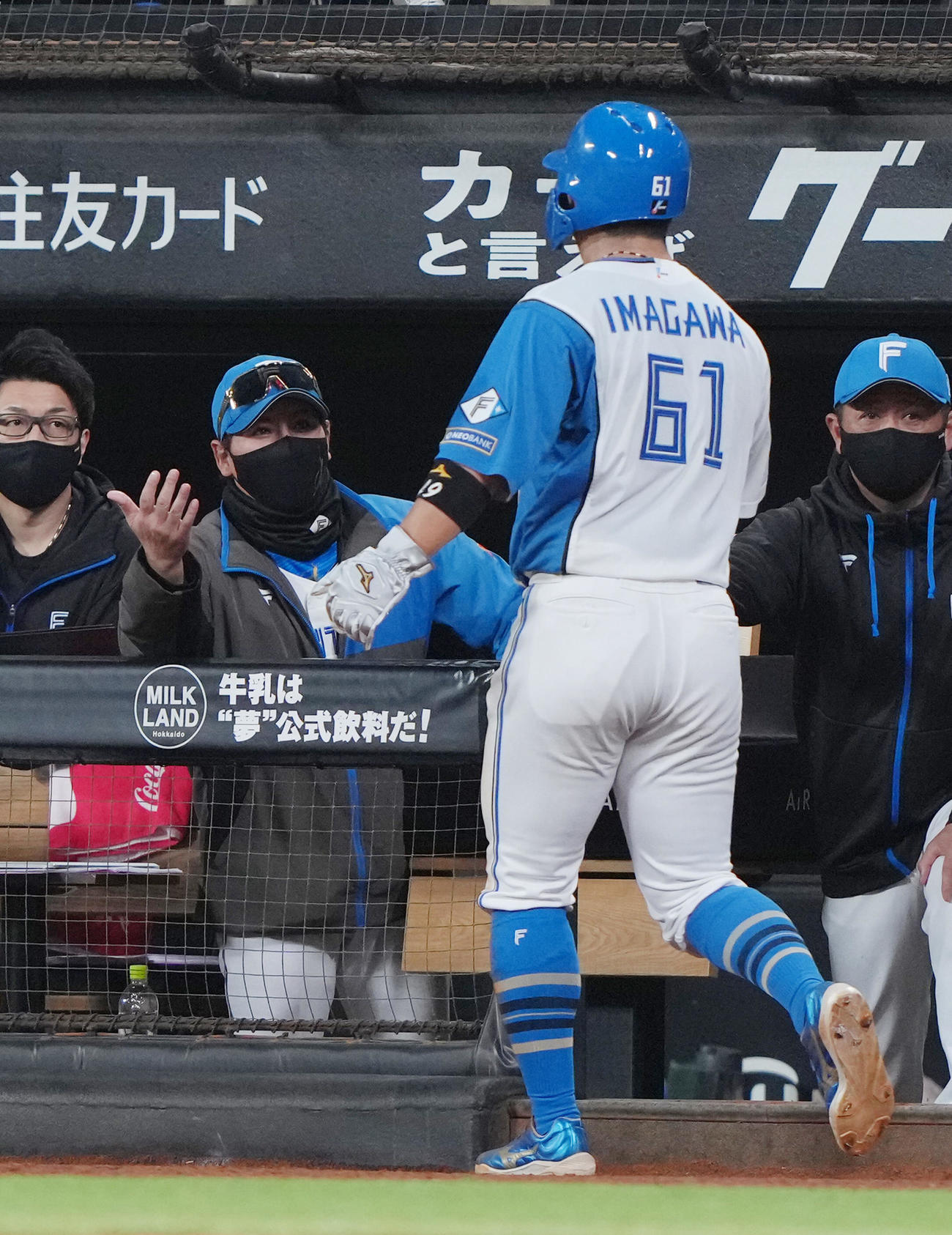 日本ハム対ソフトバンク　5回裏日本ハム無死満塁、清宮幸太郎の遊ゴロの間に生還した今川（右）を迎える新庄監督（撮影・足立雅史）