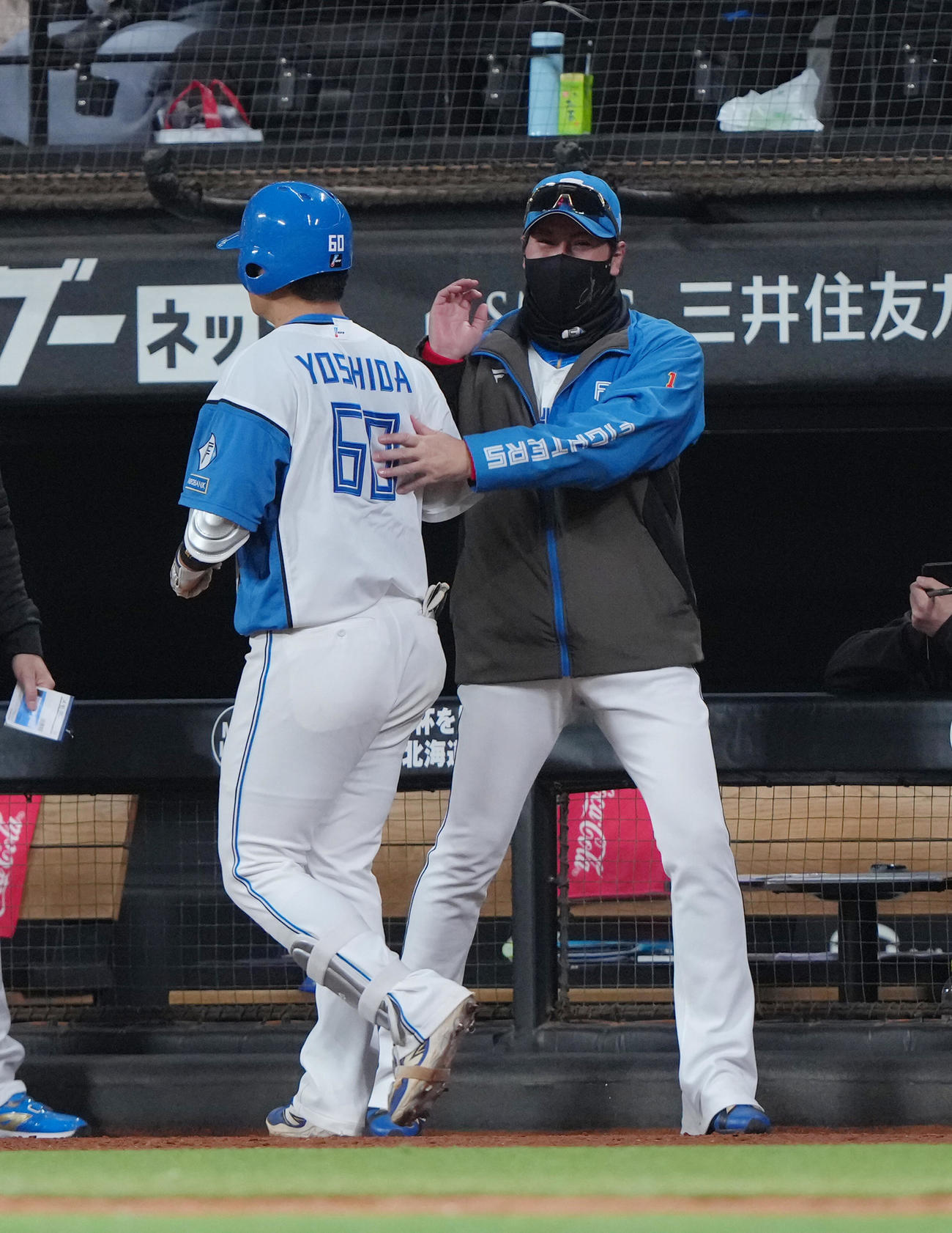 日本ハム対ソフトバンク　7回裏日本ハム無死、右越え本塁打を放った吉田（左）を迎える新庄監督（撮影・足立雅史）