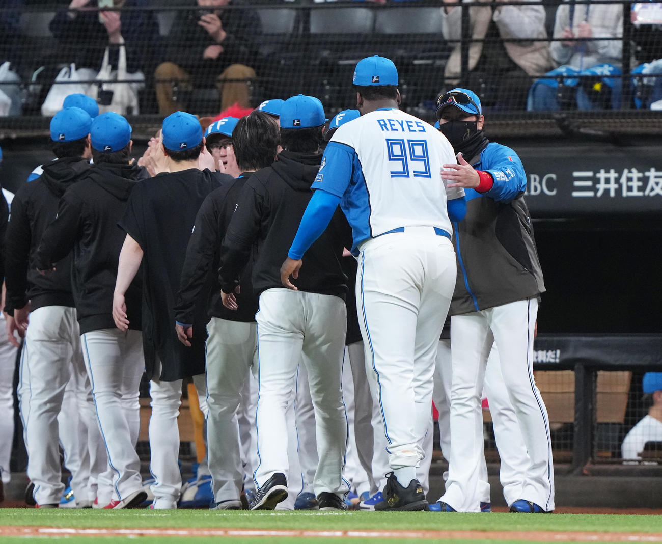日本ハム対ソフトバンク　今季本拠地で初勝利し、ナインらを迎える日本ハム新庄監督（右端）（撮影・足立雅史）