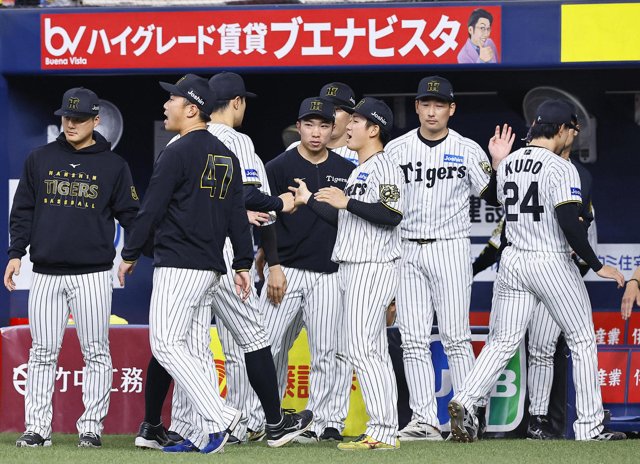 阪神対DeNA 12回を終えタッチを交わす右から阪神工藤、岩崎、伊原、石井ら（撮影・藤尾明華）