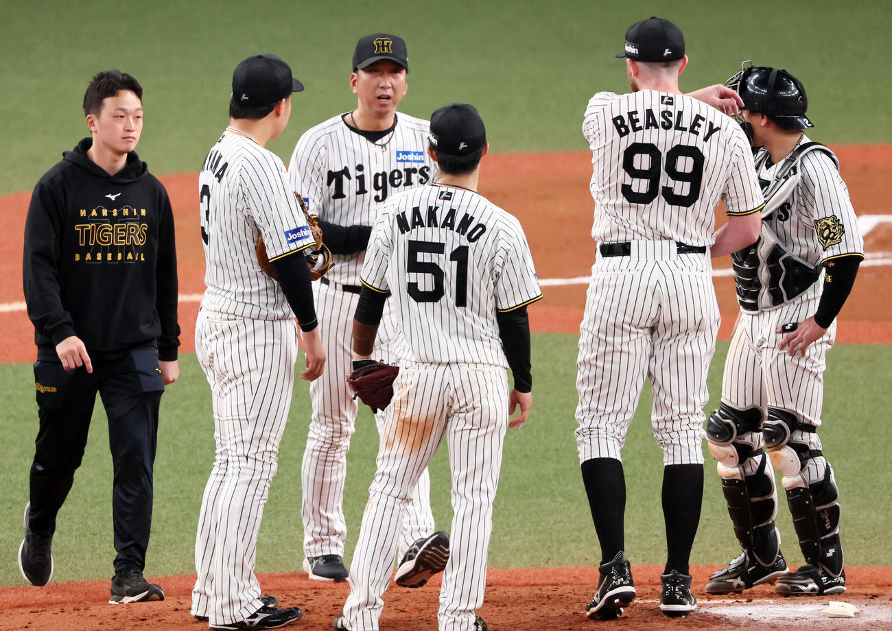 阪神対DeNA 6回表DeNA1死一塁、打者佐野を迎えたところでビーズリー（右）に降板を告げた藤川監督がマウンドへ向かう（撮影・加藤哉）