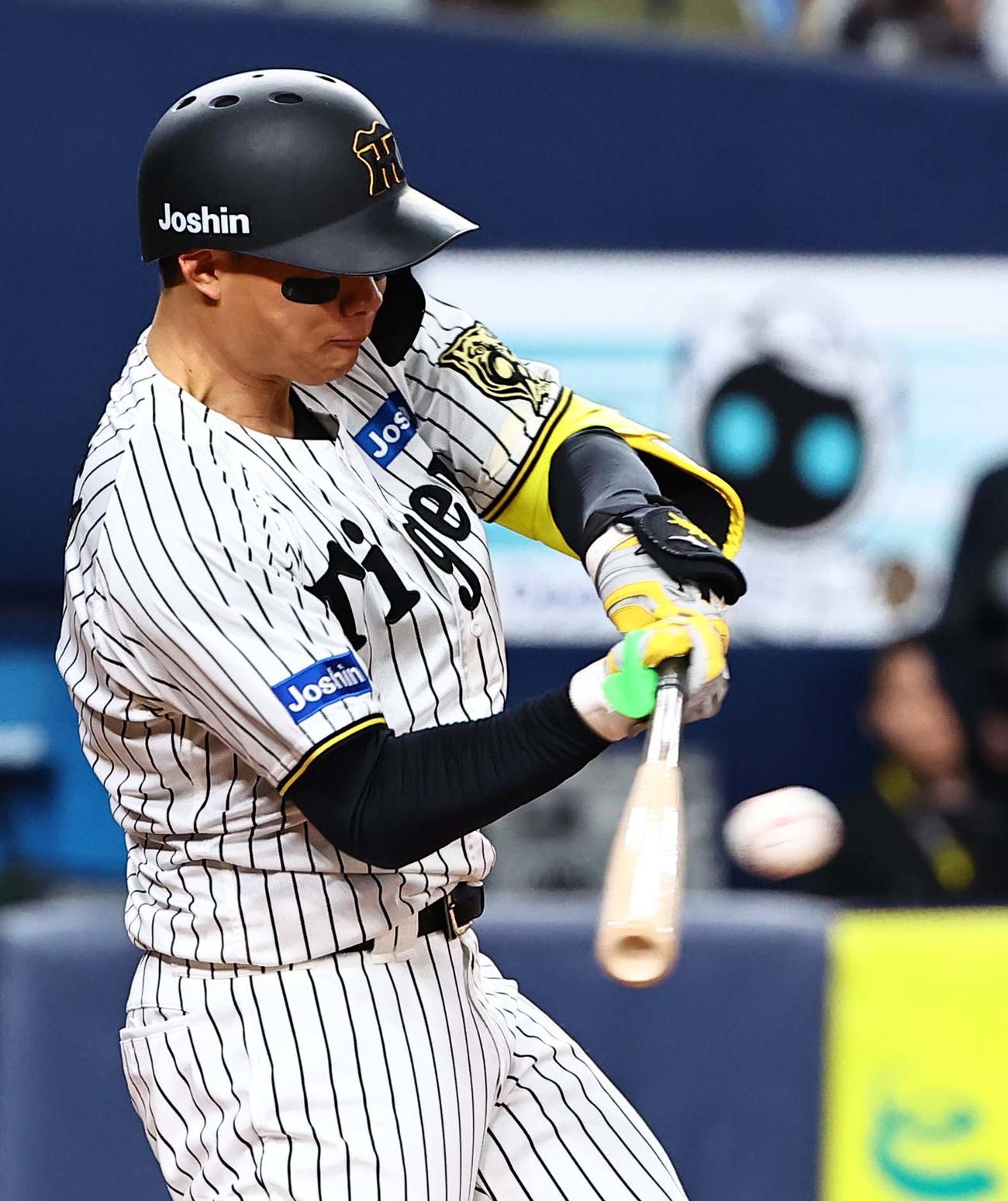 阪神対DeNA 4回裏阪神1死二塁、勝ち越し二塁打を放つ森下（撮影・上田博志）