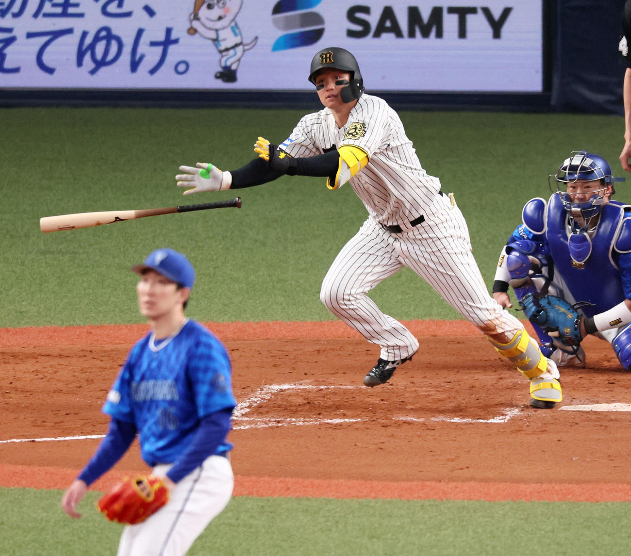阪神対DeNA 4回裏阪神1死二塁、森下は右越え適時二塁打を放つ。投手大貫（撮影・加藤哉）