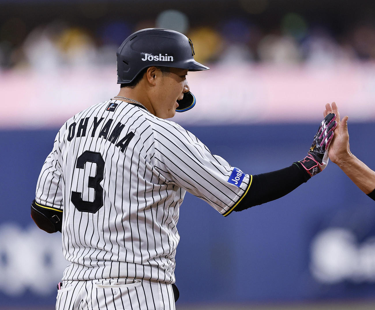 阪神対DeNA 7回裏阪神2死一塁、大山は右越えに2点適時三塁打を放ち、タッチを交わす（撮影・藤尾明華）