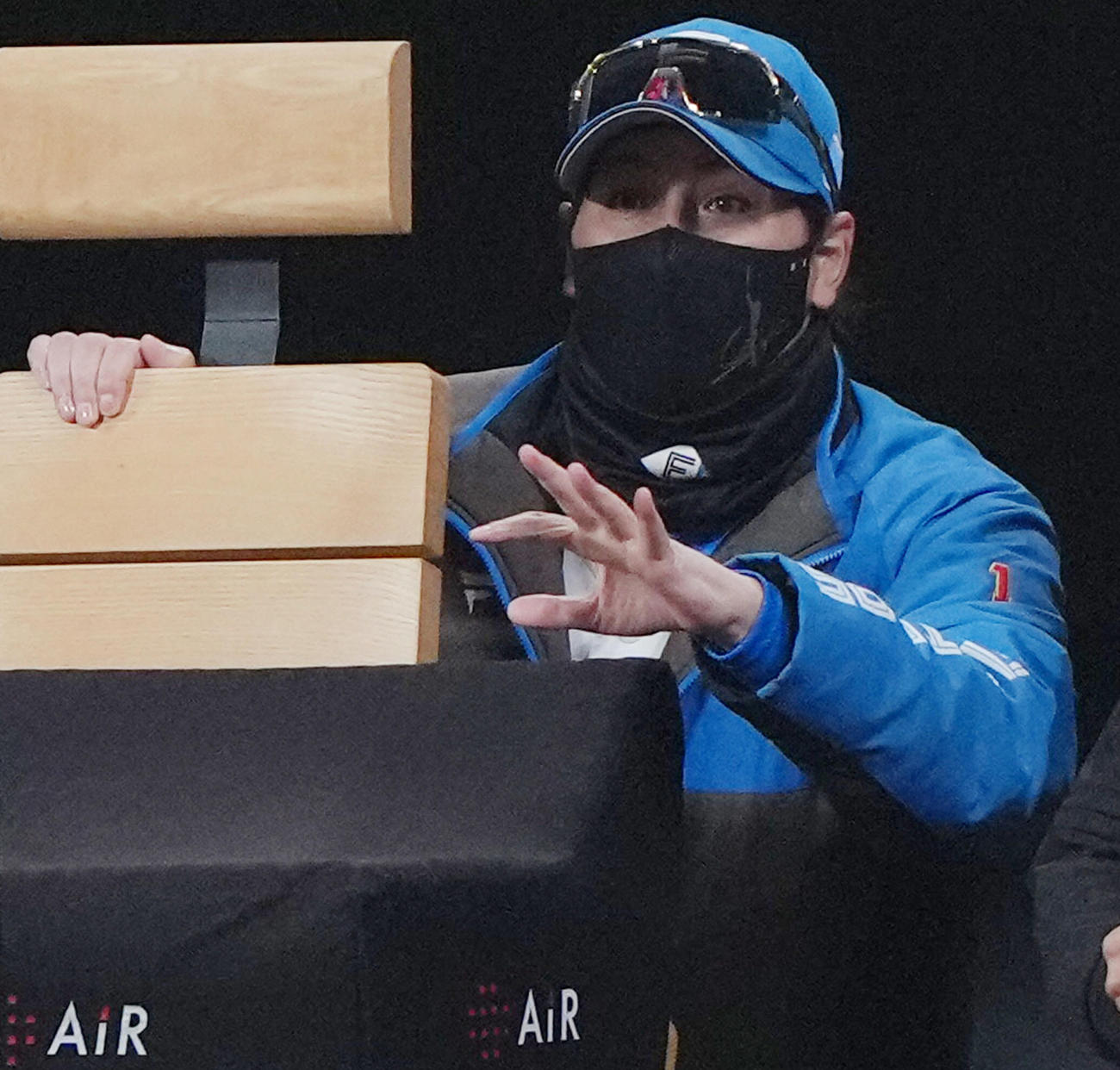 日本ハム対ソフトバンク　ベンチをさわりながら指示を出す日本ハム新庄監督（撮影・足立雅史）