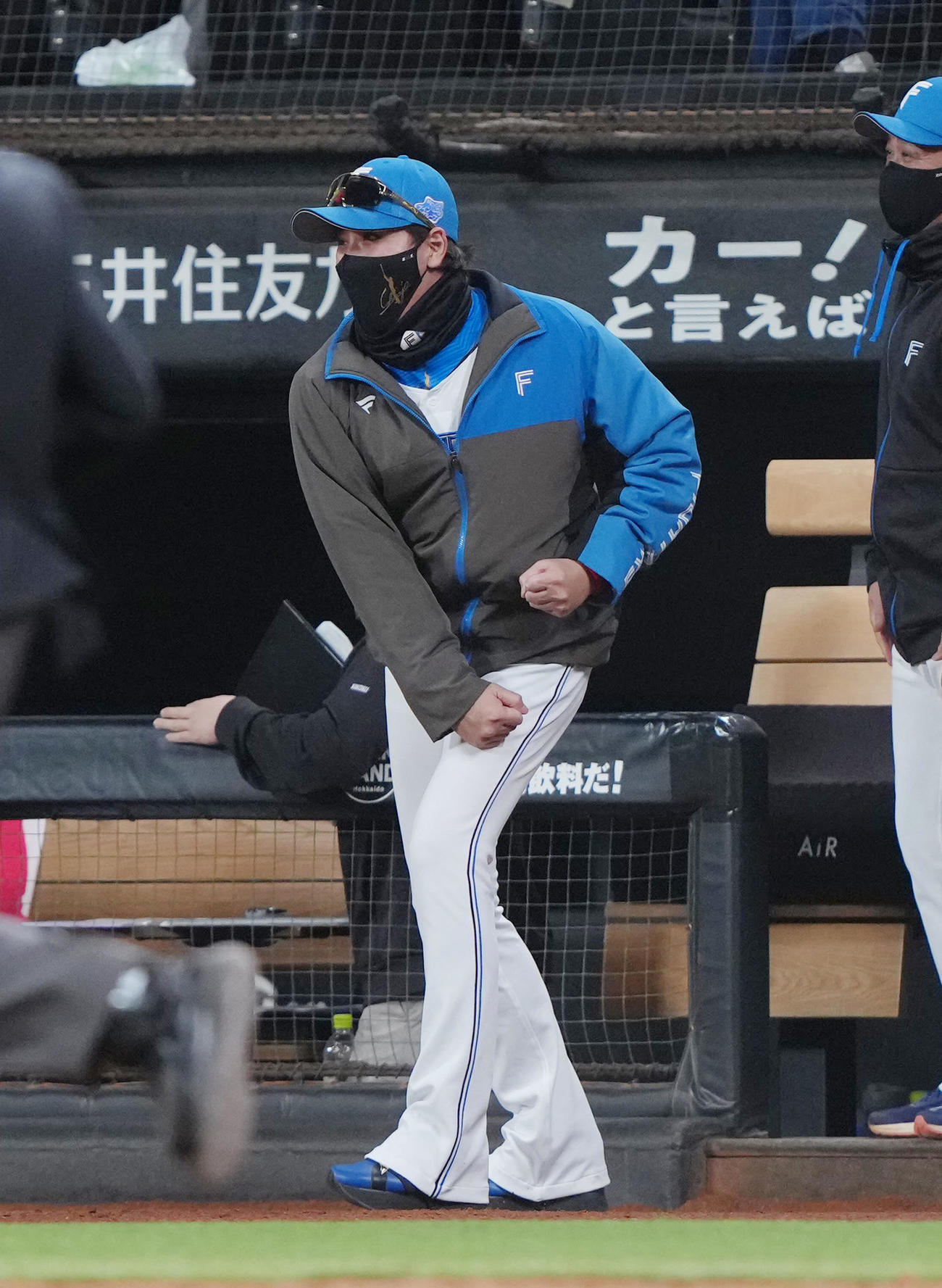 日本ハム対ソフトバンク　7回裏日本ハム無死、吉田の右越え本塁打にガッツポーズの新庄監督（撮影・足立雅史）