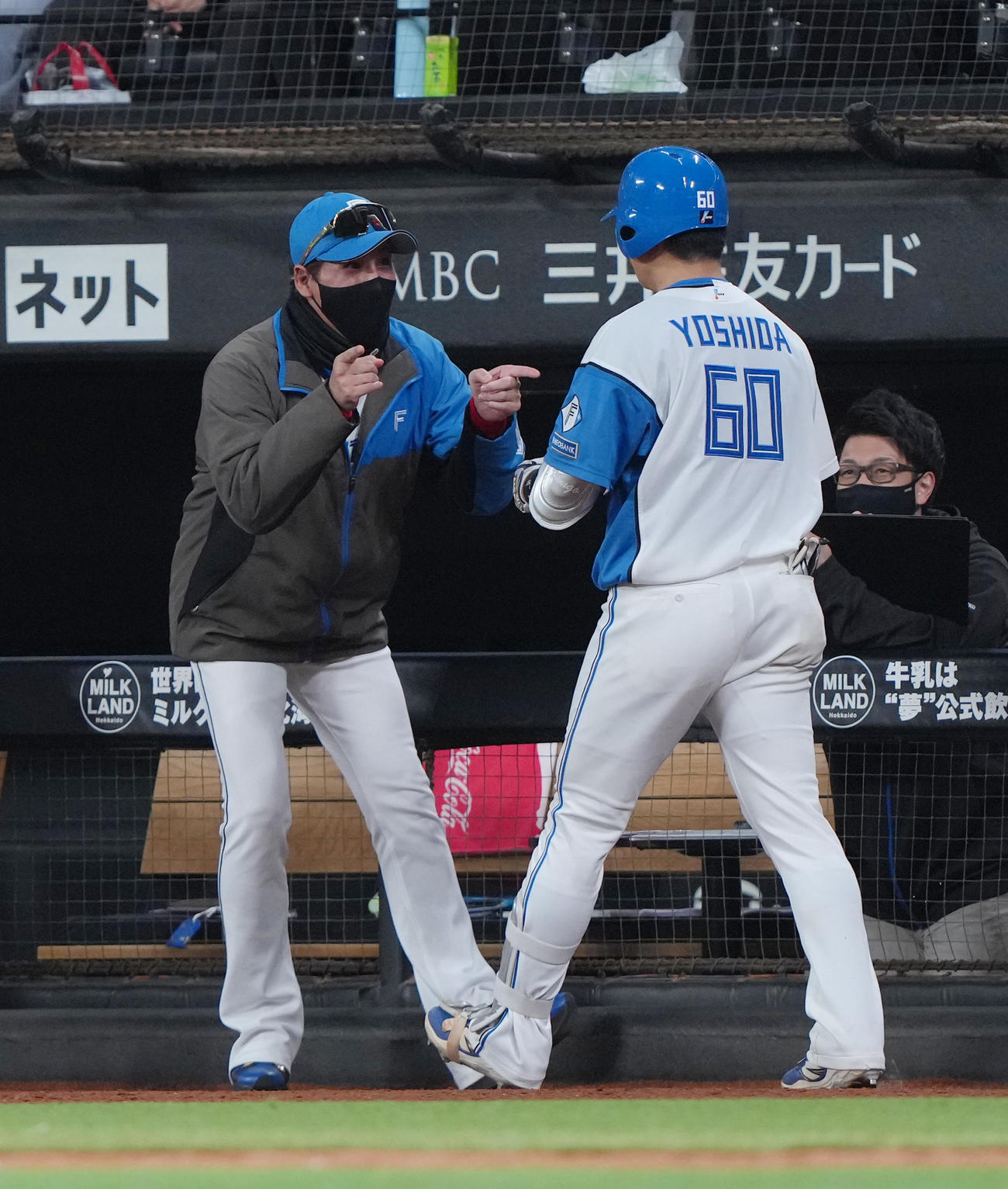 日本ハム対ソフトバンク　7回裏日本ハム無死、右越え本塁打を放った吉田（右）を迎える新庄監督（撮影・足立雅史）