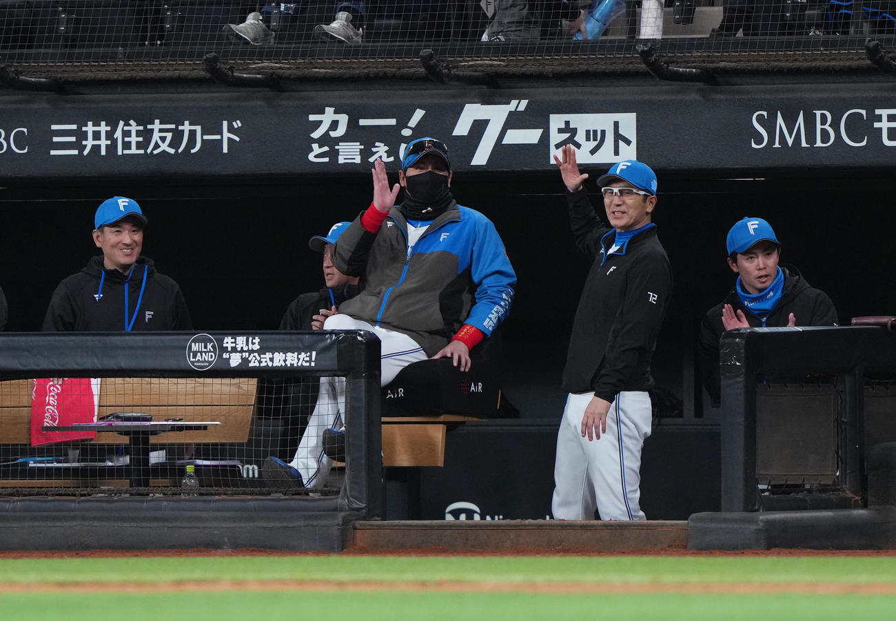 日本ハム対ソフトバンク　ソフトバンクに勝利しタッチを交わす日本ハム新庄監督（中央）（撮影・足立雅史）