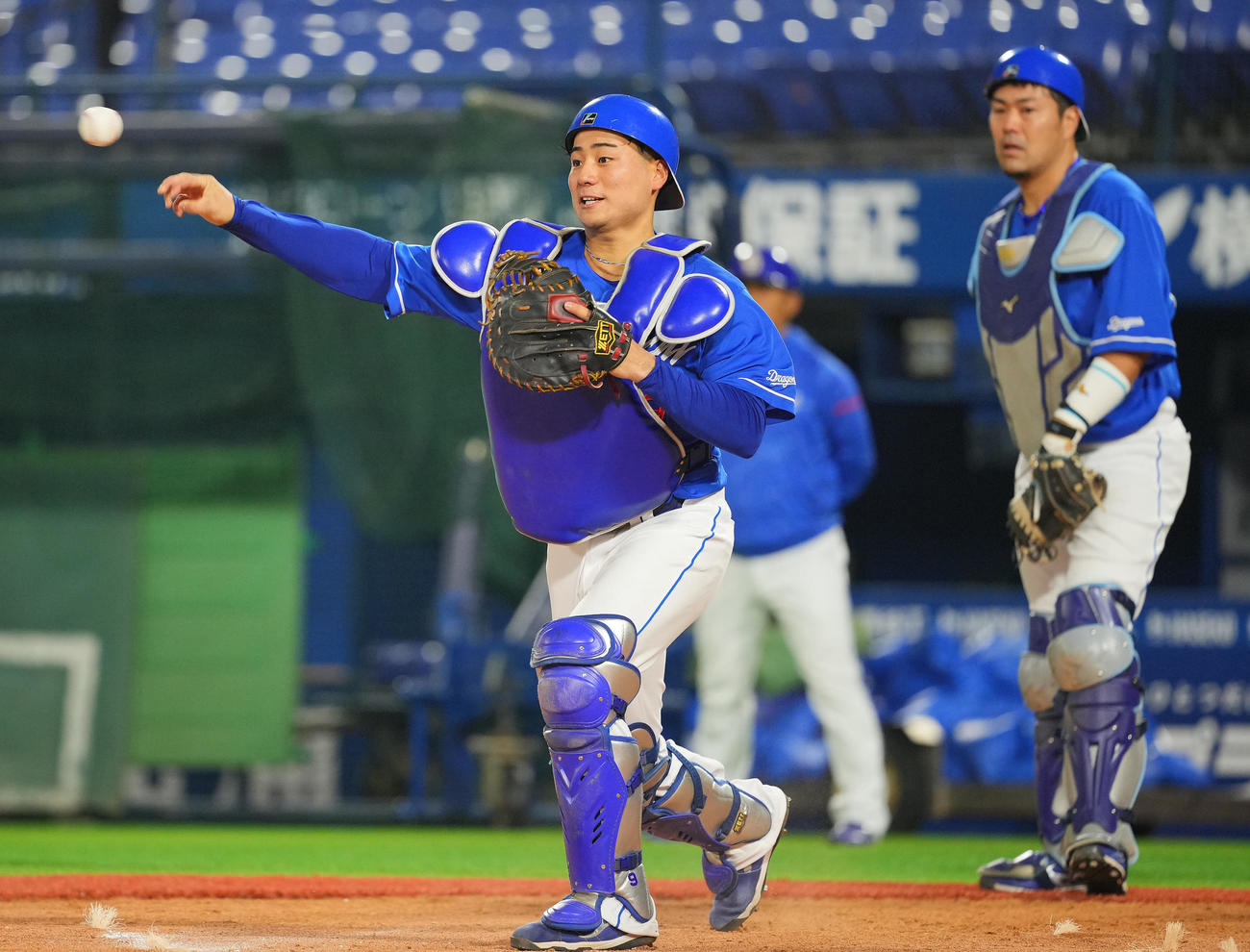 シートノックに臨む中日石伊（2025年3月撮影）