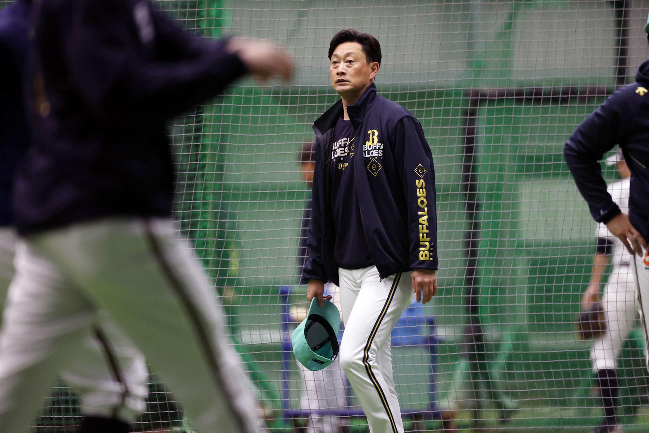 ロッテ対オリックス　試合前、室内練習を見守るオリックス岸田監督（撮影・宮地輝）