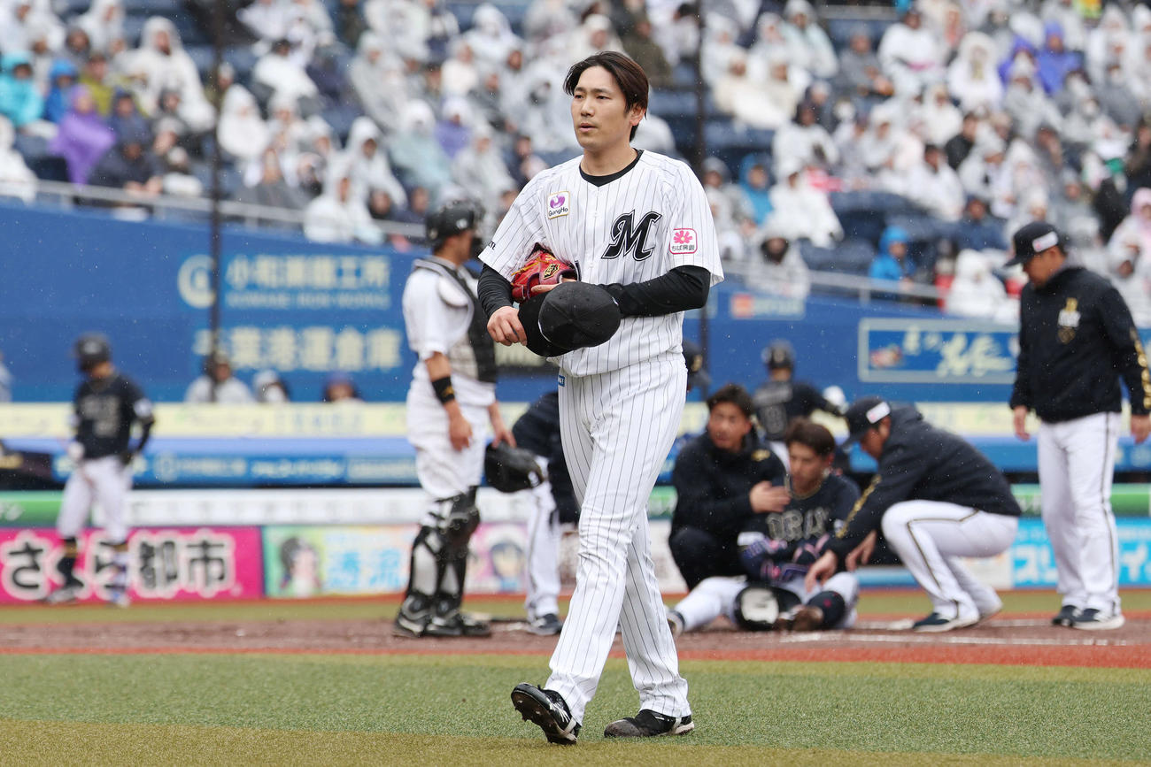 ロッテ対オリックス　2回表オリックス1死一、三塁、若月への危険球で退場する石川柊（撮影・宮地輝）