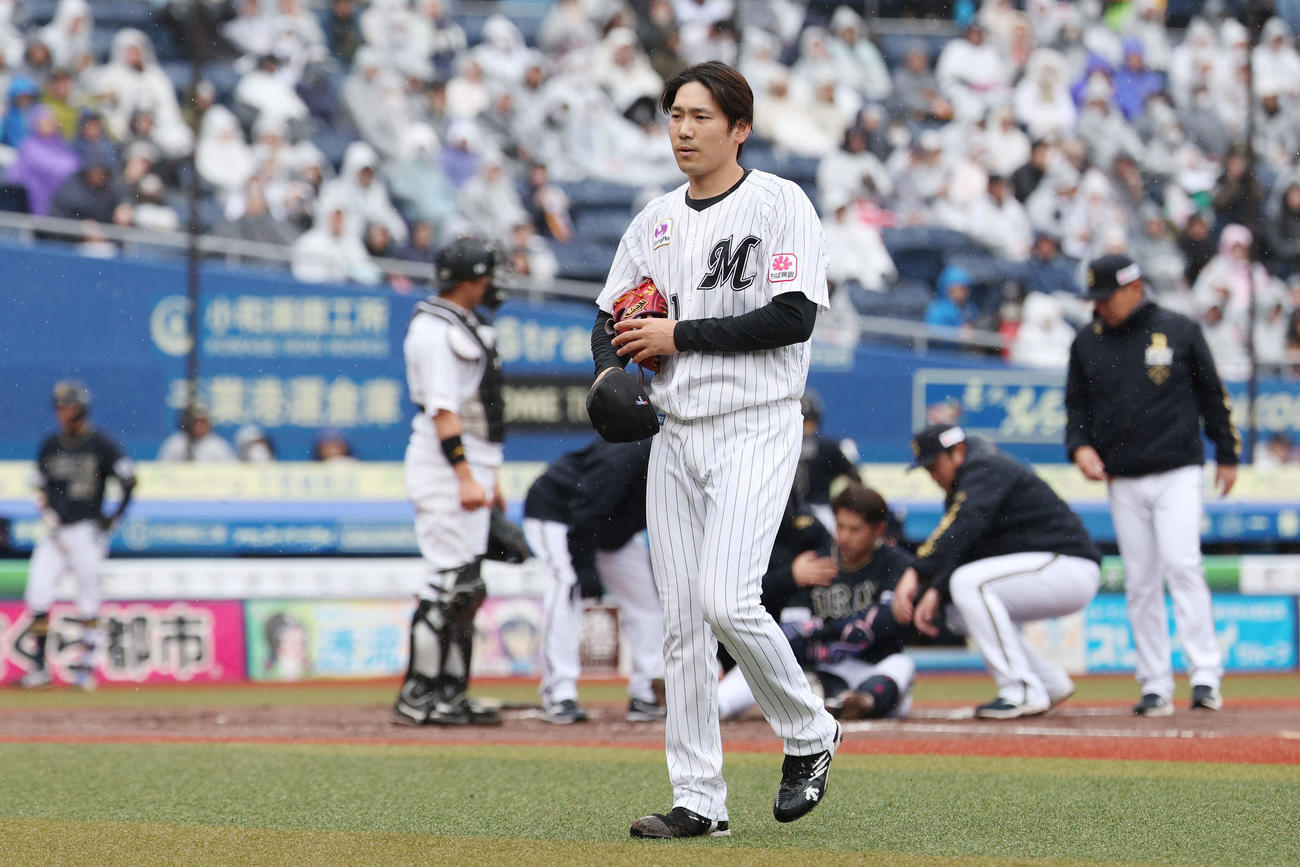 ロッテ対オリックス　2回表オリックス1死一、三塁、若月への危険球で退場する石川柊（撮影・宮地輝）