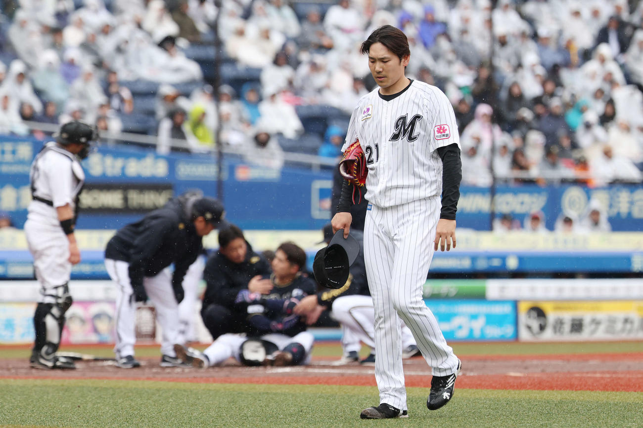 ロッテ対オリックス　2回表オリックス1死一、三塁、若月への危険球で退場する石川柊（撮影・宮地輝）