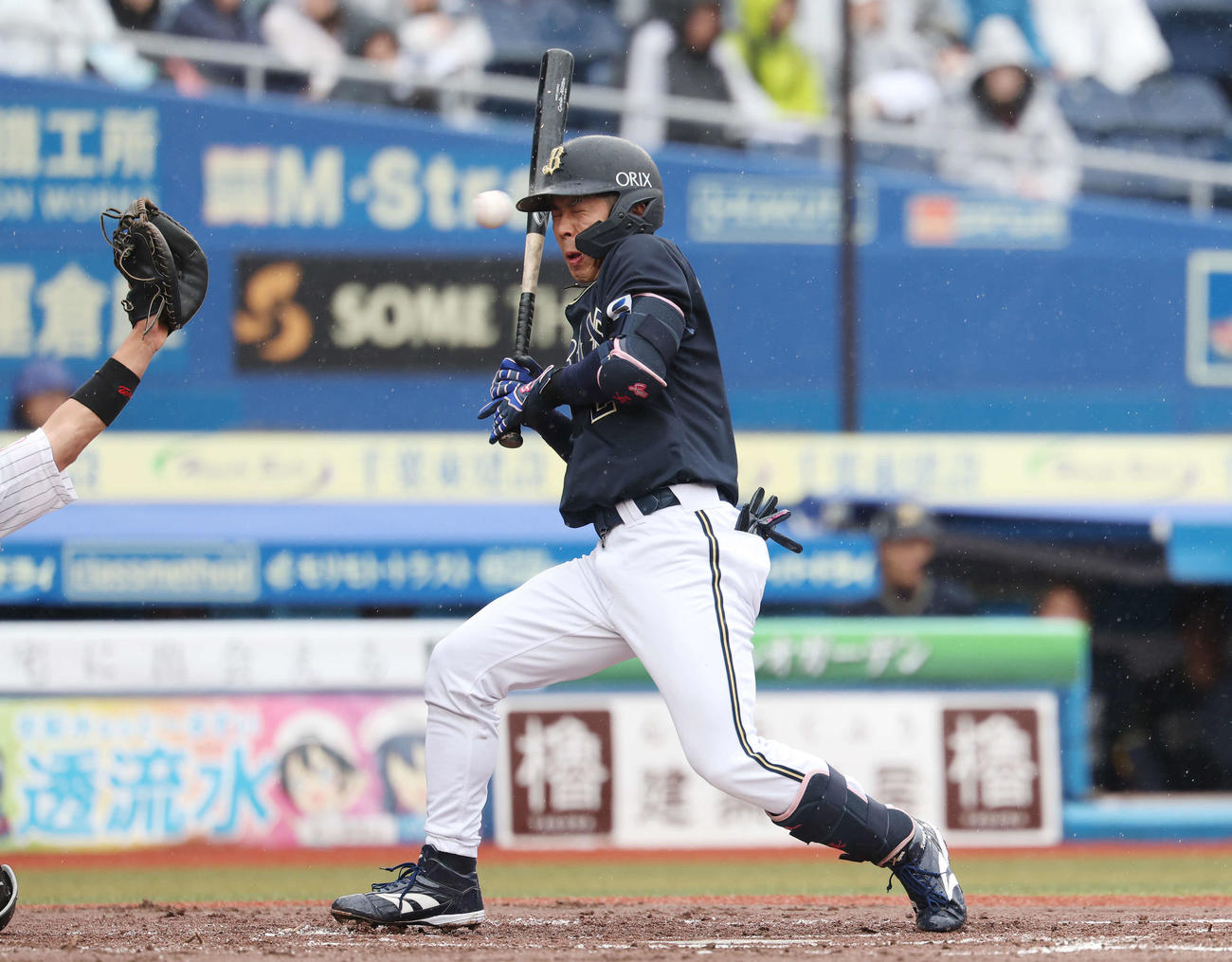ロッテ対オリックス　2回表オリックス1死一、三塁、死球を受ける若月（撮影・宮地輝）