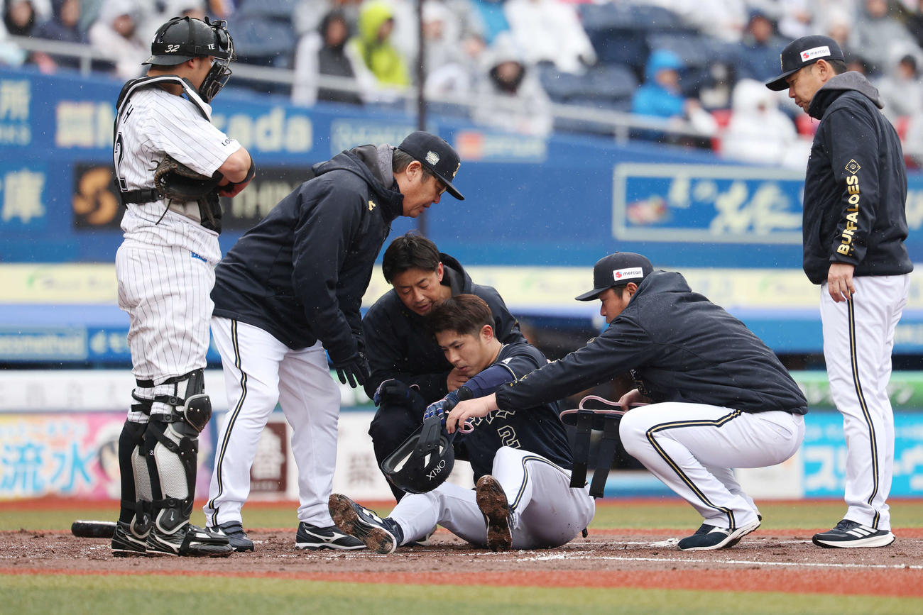 ロッテ対オリックス　2回表オリックス1死一、三塁、死球を受けた若月（撮影・宮地輝）