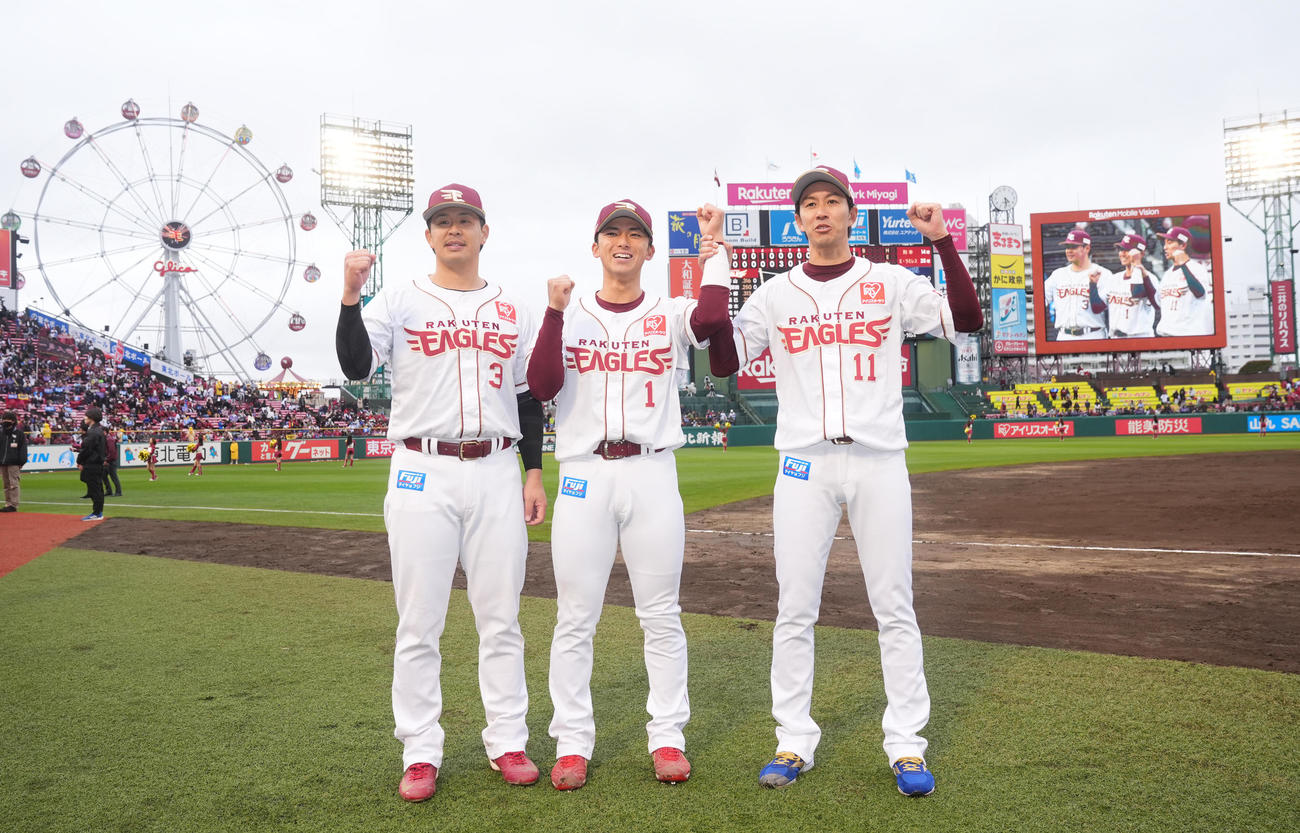 楽天対西武　ヒーローインタビューを終え笑顔で写真に納まる楽天宗山（中央）、岸（右）、浅村（撮影・垰建太）