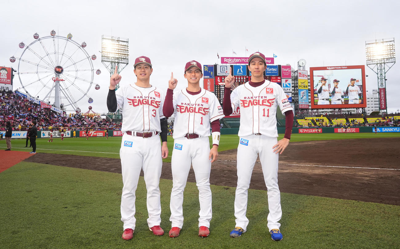 楽天対西武　ヒーローインタビューを終え笑顔で写真に納まる楽天宗山（中央）、岸（右）、浅村（撮影・垰建太）
