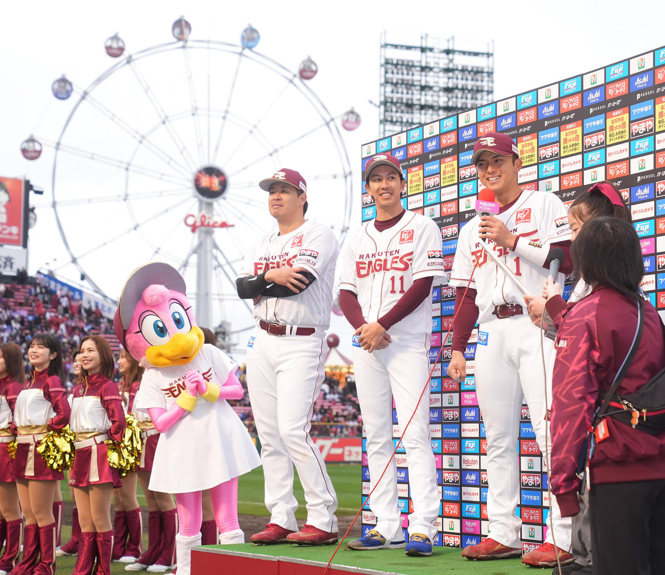 楽天対西武　ヒーローインタビューのお立ち台で笑顔を見せる楽天宗山（右）、岸（中央）、浅村（撮影・垰建太）