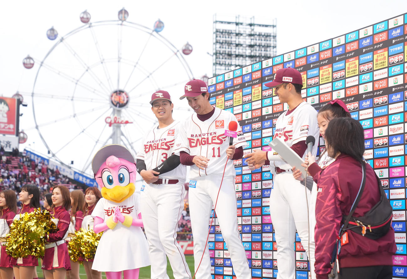 楽天対西武　ヒーローインタビューで子どもの質問に笑顔を見せる楽天岸（中央）、浅村（左）、宗山（撮影・垰建太）