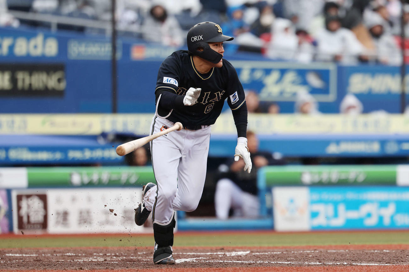 ロッテ対オリックス　6回表オリックス2死二塁、右適時三塁打を放つ麦谷（撮影・宮地輝）