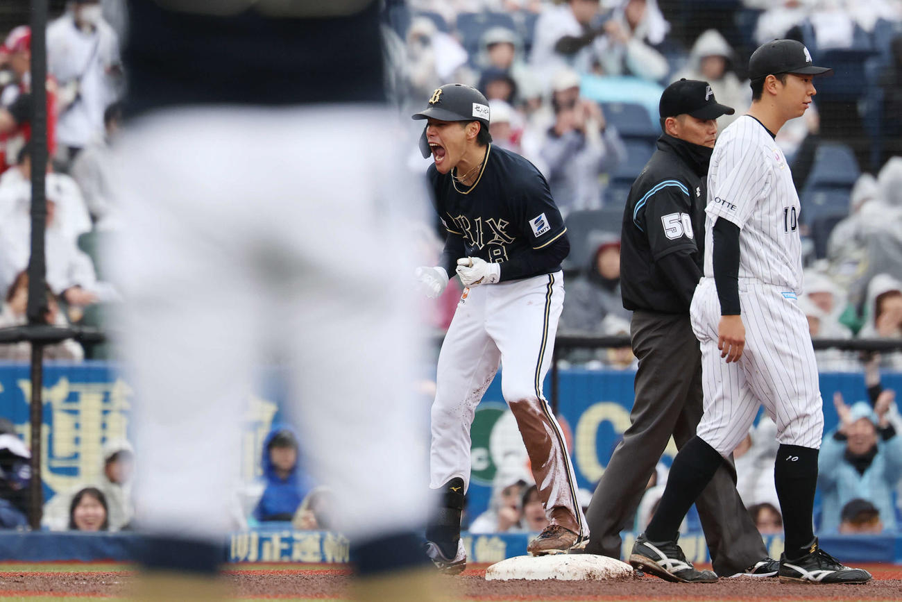 ロッテ対オリックス　6回表オリックス2死二塁、右適時三塁打を放ち喜ぶ麦谷（撮影・宮地輝）