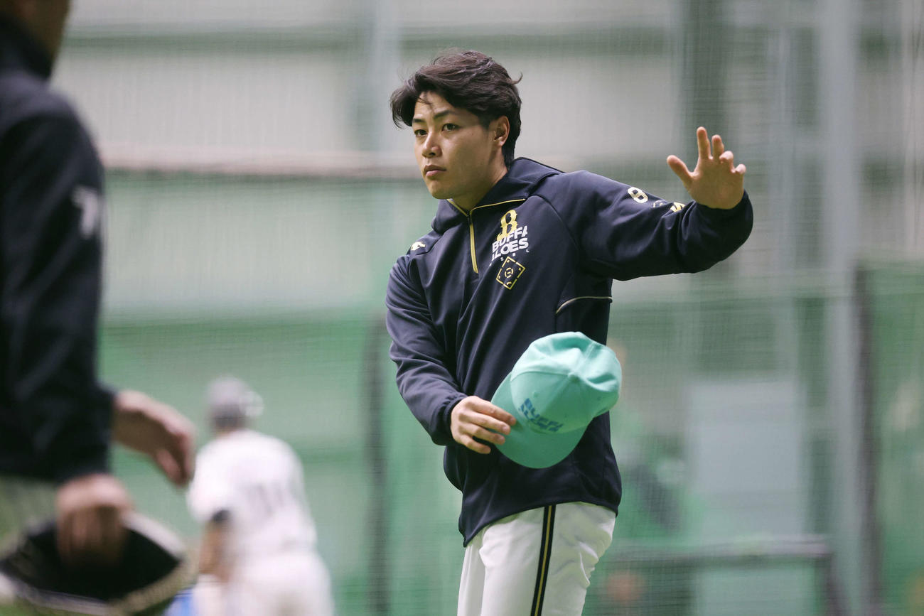 ロッテ対オリックス　試合前、室内で調整するオリックス麦谷（撮影・宮地輝）
