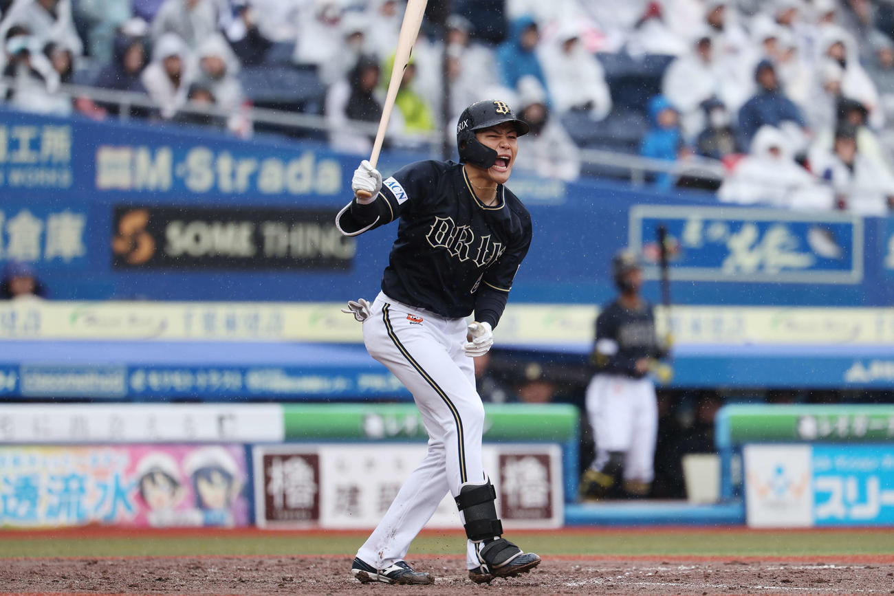 ロッテ対オリックス　4回表オリックス2死一、二塁、空振り三振に倒れ声を出す麦谷（撮影・宮地輝）