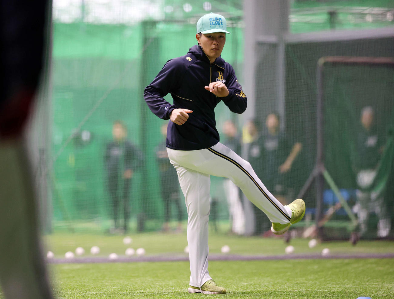 ロッテ対オリックス　試合前、室内で調整するオリックス麦谷（撮影・宮地輝）