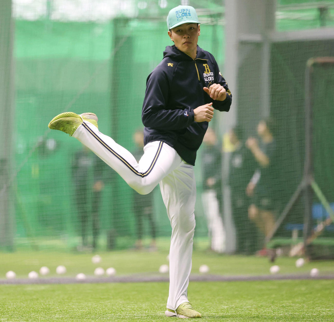 ロッテ対オリックス　試合前、室内で調整するオリックス麦谷（撮影・宮地輝）