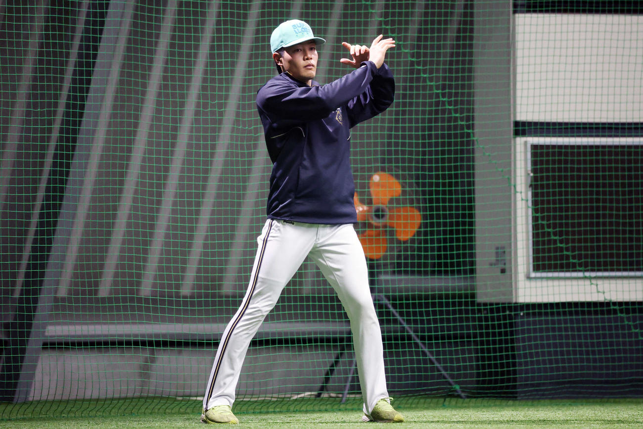 ロッテ対オリックス　試合前、室内で調整するオリックス麦谷（撮影・宮地輝）